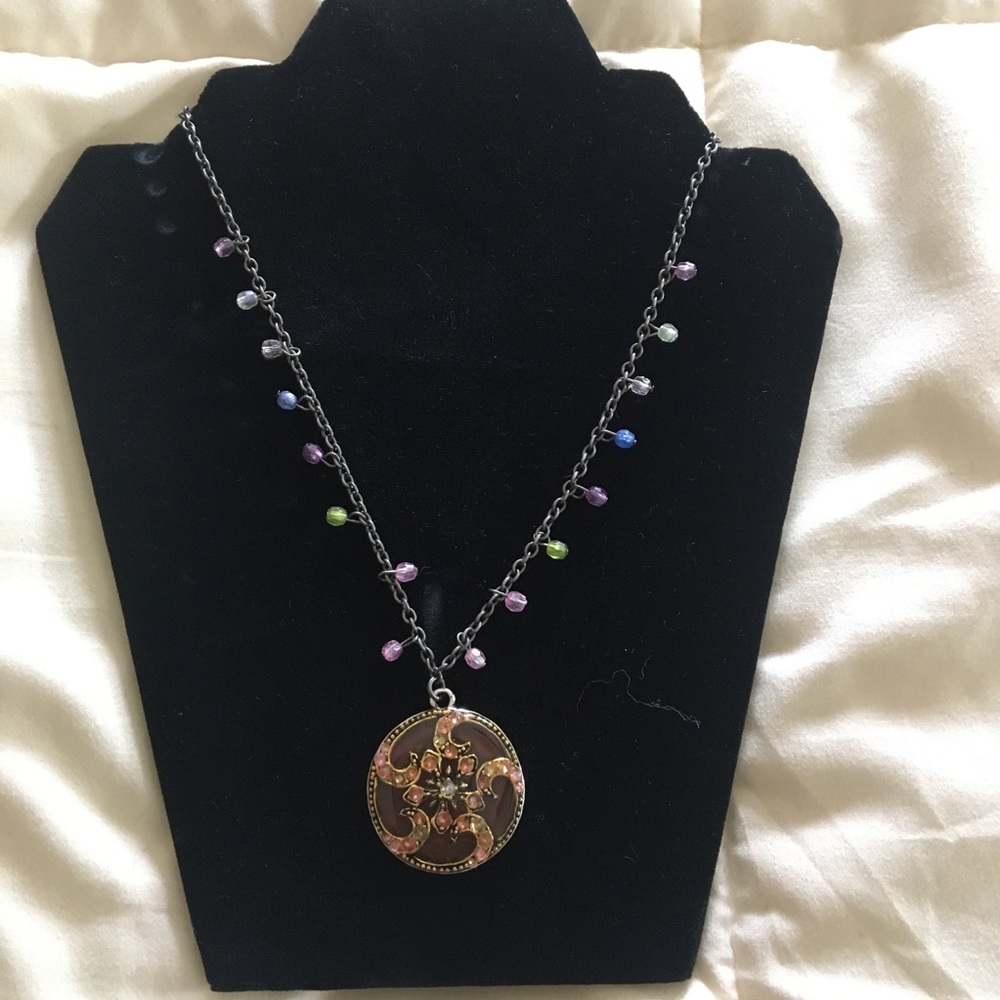 Vintage necklace on 16” chain w stunning medallion